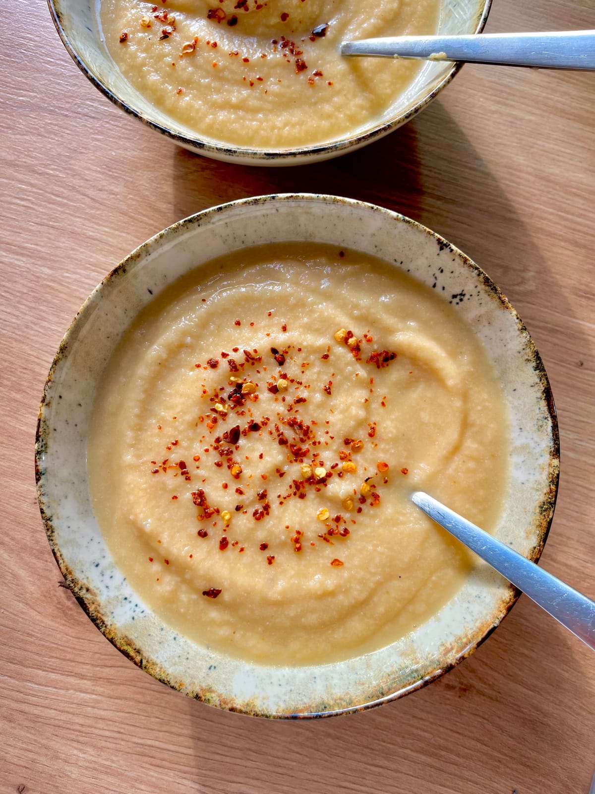 SUPĂ CREMĂ DE CONOPIDĂ CU BRÂNZĂ DE BURDUF