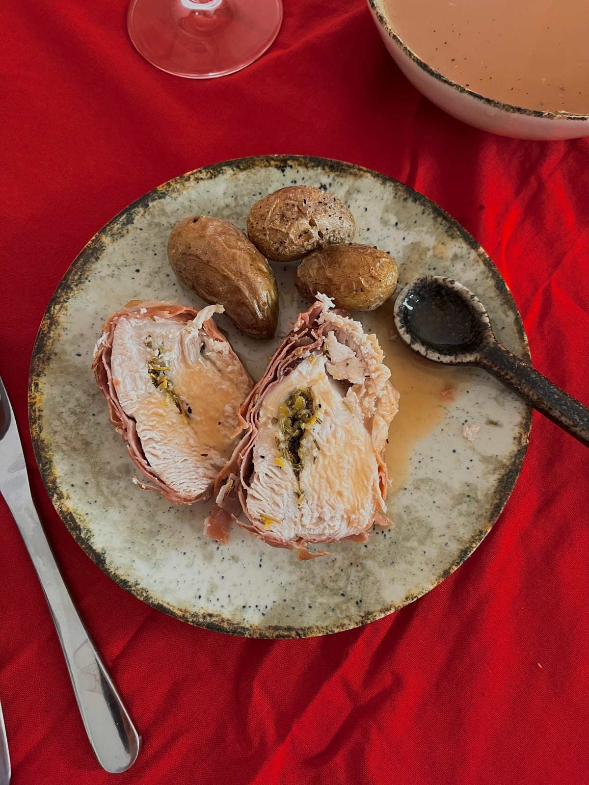 FRIPTURĂ DE CURCAN CU SOS DE MERIȘOARE