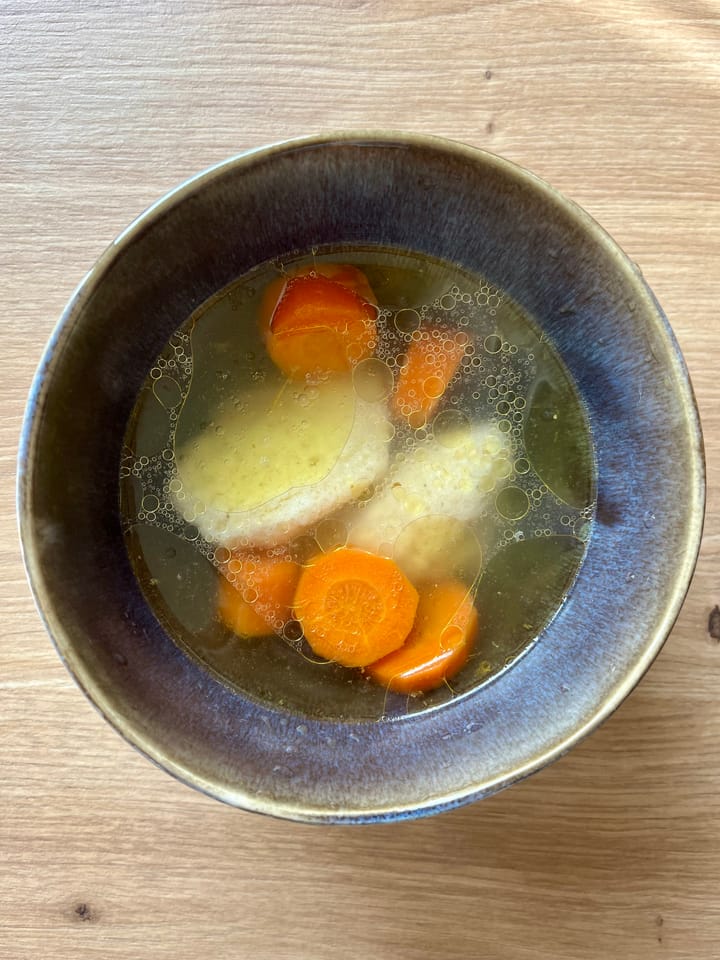 SUPĂ DE PUI CU GĂLUȘTE